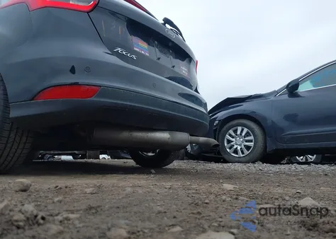 2016 Ford Focus Se z USA, uszkodzony, nr VIN 1FADP3K2XGL233332